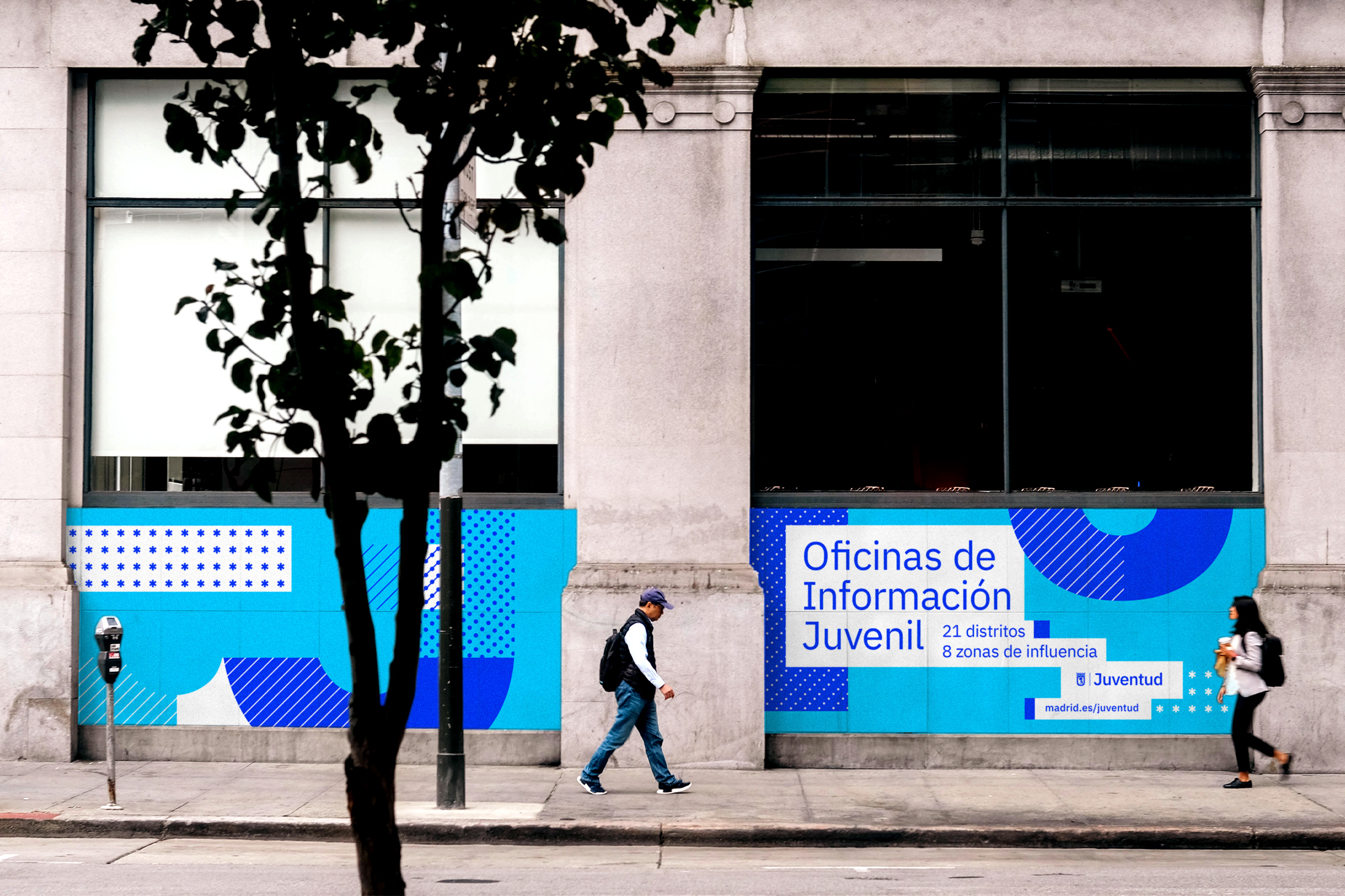 Diseño de comunicación corporativa del Área de Juventud del Ayuntamiento de Madrid, aplicado la fachada de un edificio