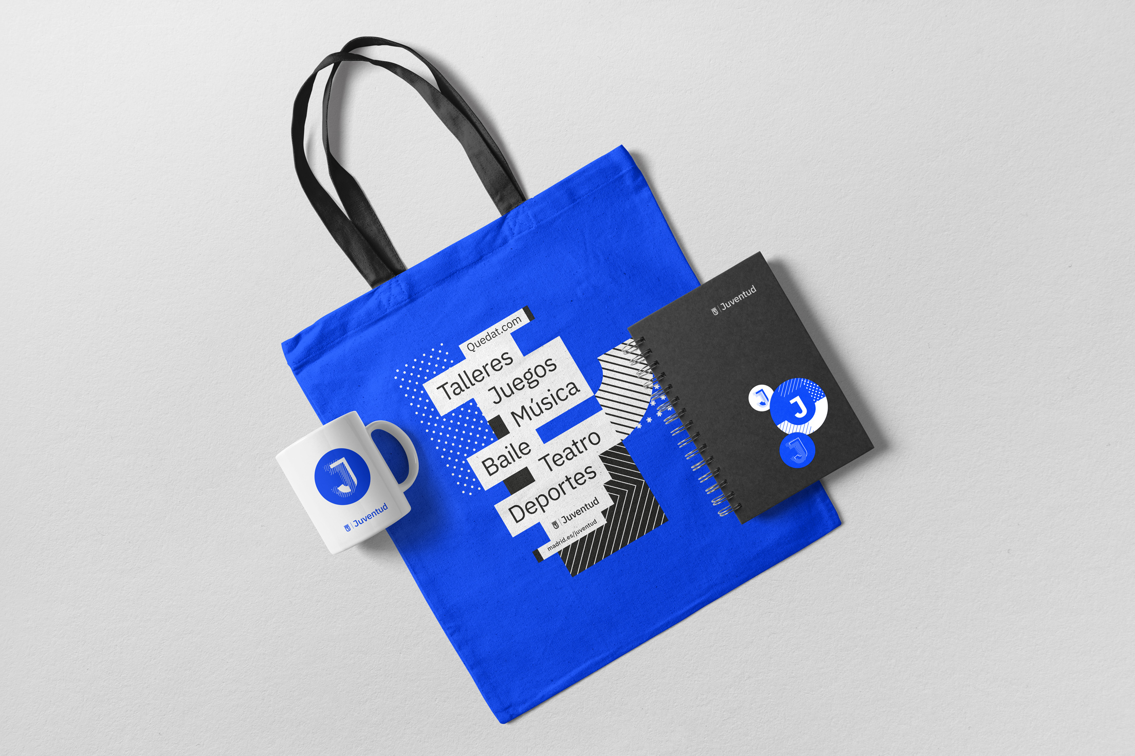 Diseño de merchandising del Área de Juventud del Ayuntamiento de Madrid. Tote bag, taza y libreta con la gráfica corporativa.