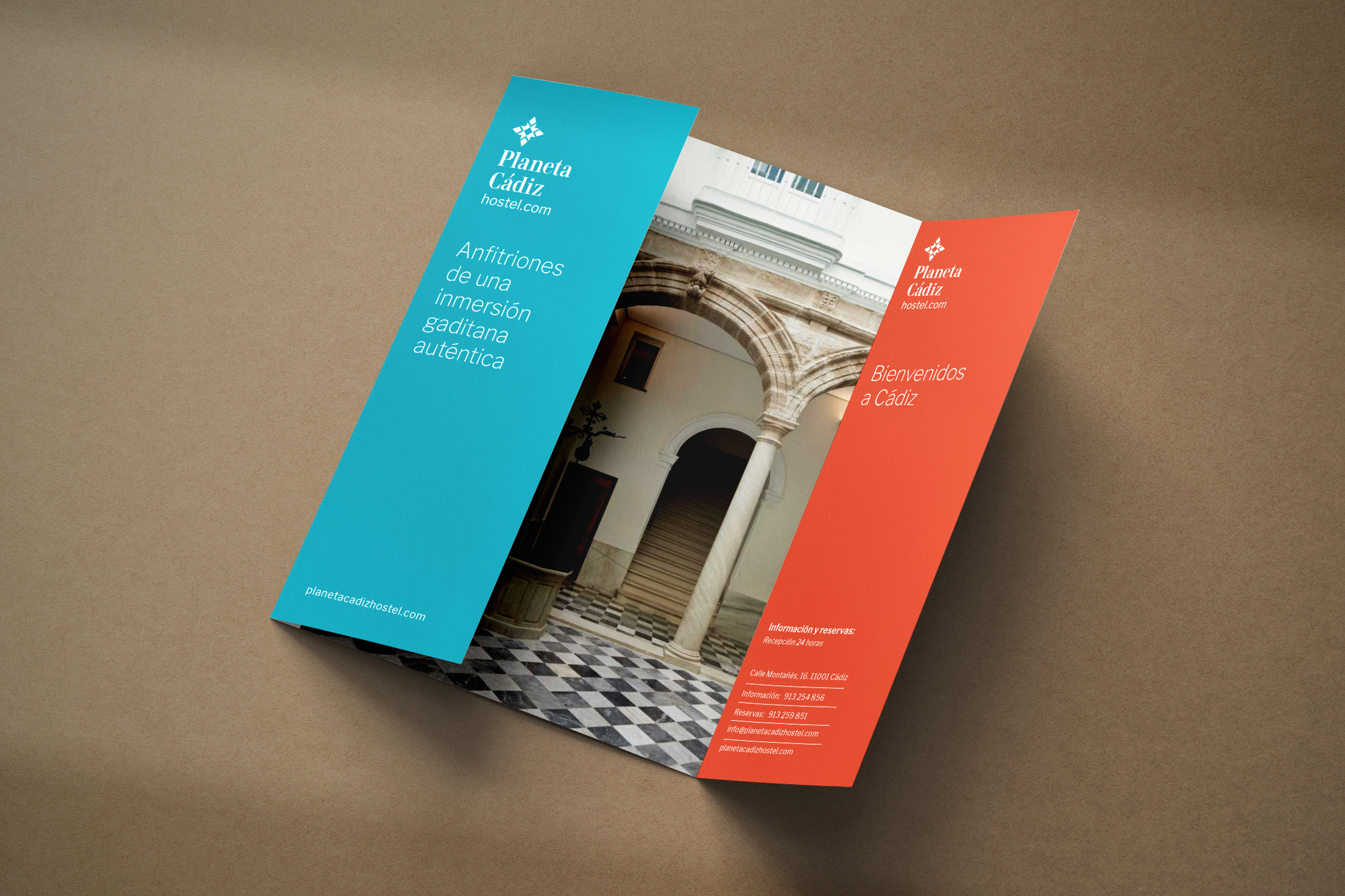 Diseño de folletos para el hostal Planeta Cádiz